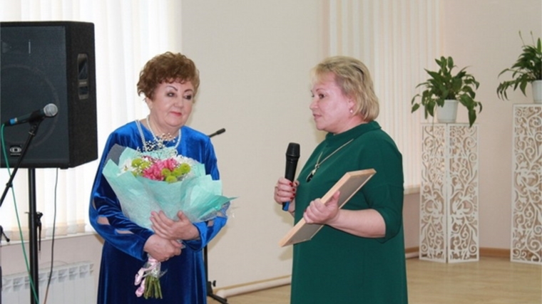 Руководитель хора ветеранов «Вдохновение» Валентина Ивановна Брюханова принимала поздравления с юбилеем