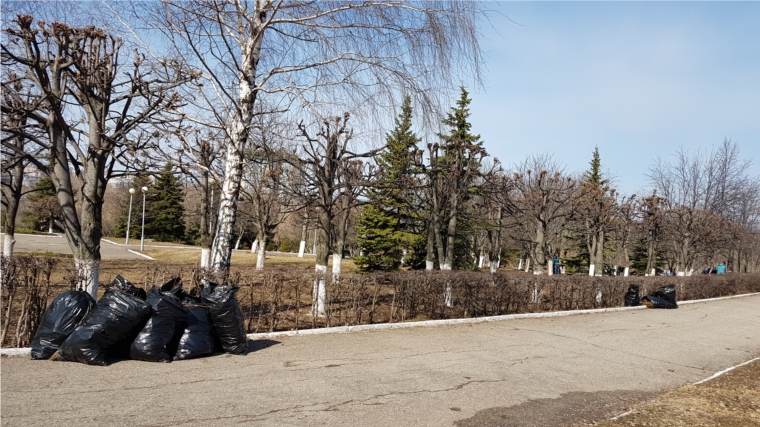 Экологический месячник: в генеральной уборке столичного парка Победы приняли участие около 250 человек