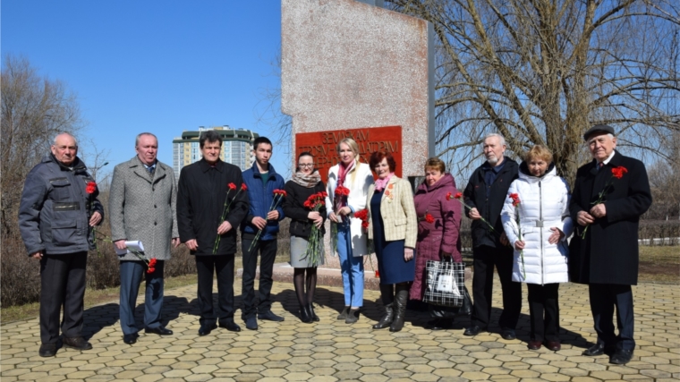Делегация Московского района г. Чебоксары возложила цветы к подножию обелиска памяти «Землякам героям-ликвидаторам Чернобыльской и других радиационных катастроф»