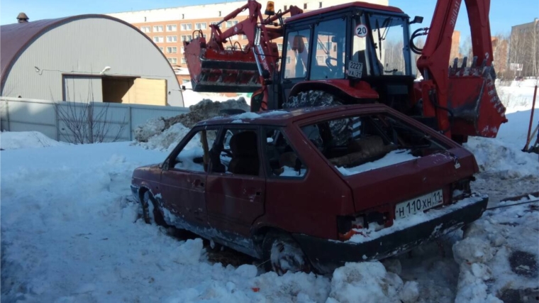 В Московском районе г. Чебоксары эвакуируют бесхозные автомобили