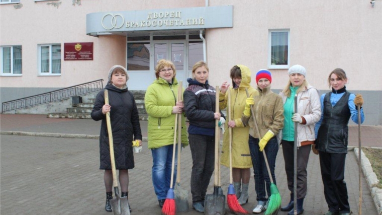 Коллектив отдела ЗАГС вышел на субботник