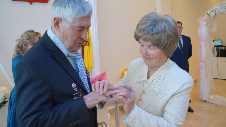 Калининский район: супруги Александровы получают поздравления с 50-летием семейной жизни