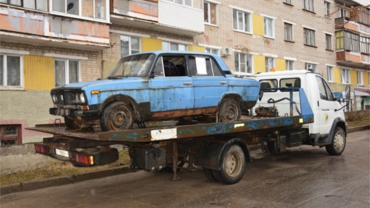 В Чебоксарах на ул. Гузовского эвакуировали брошенный автомобиль