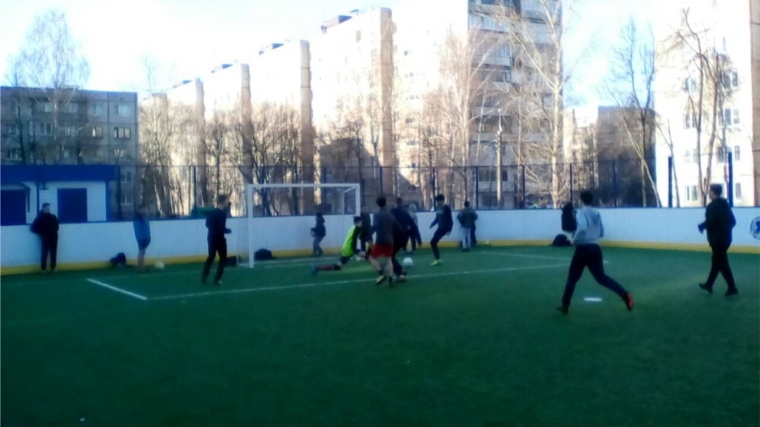 Дворовый мини-футбол: на новой универсальной спортплощадке по Эгерскому бульвару в Чебоксарах прошли соревнования