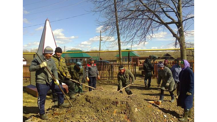 Пуканкасси ялĕнче пурăнакансем ниме йĕркипе ял варринче вырнаҫнă клуб умне тирпей-илем кĕртрĕҫ.