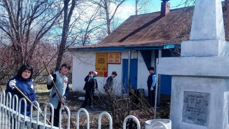 В преддверии празднования Дня Победы была организована «волонтерская бригада» по уборке территории обелиска Участникам Великой Отечественной Войны