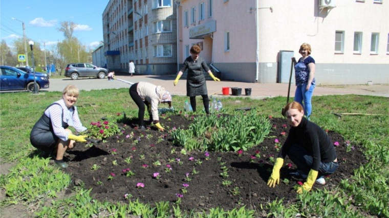 Коллектив отдела ЗАГС администрации города Канаш принял участие в городском субботнике