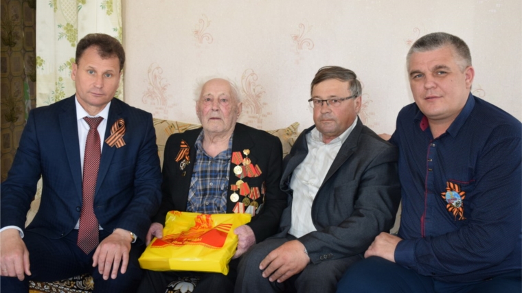 Глава администрации города Шумерля на дому поздравил фронтовиков с Днем Победы