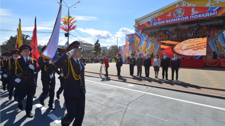 Глава города Чебоксары Евгений Кадышев приветствовал участников Парада дошколят и юнармейцев