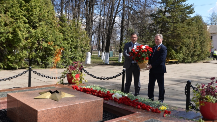 Евгений Кадышев возложил цветы к Братской могиле воинов, умерших от ран в госпиталях города