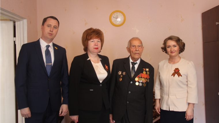 Ветеран Великой Отечественной войны Виктор Сергеевич Тарасов принимает поздравления с наступающим Днем Победы