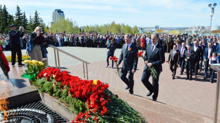 В Мемориальном комплексе «Победа» города Чебоксары состоялась церемония возложения цветов и венков в память о павших на полях сражений