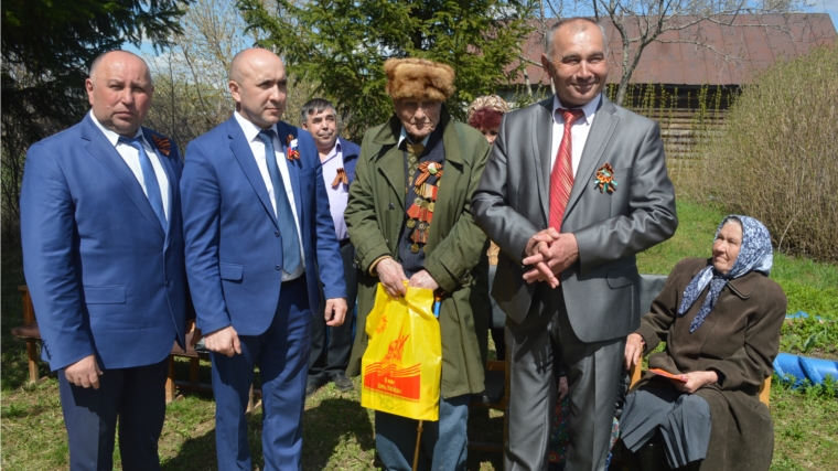 Заместитель Председателя Кабинета Министров Чувашской Республики Сергей Артамонов и глава администрации Красноармейского района Александр Кузнецов поздравили ветерана с Днем Победы