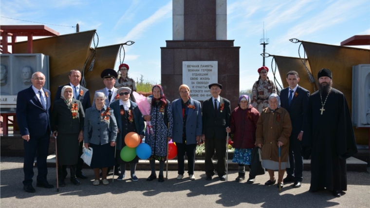 В поселке Вурнары прошел торжественный митинг, посвященный 73-й годовщине Победы в Великой Отечественной войне