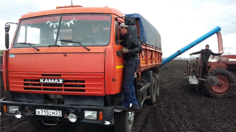 Активно идут весенние полевые работы на полях Шемуршинского района