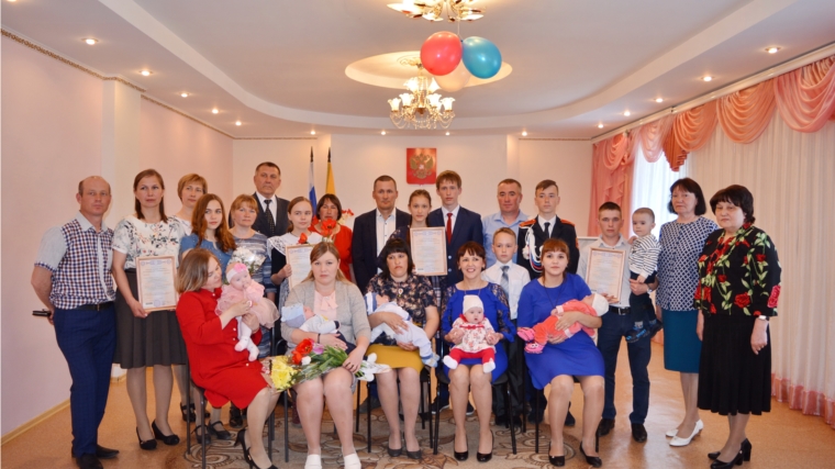 В Международный день семьи в Яльчикском районе чествовали многодетные семьи