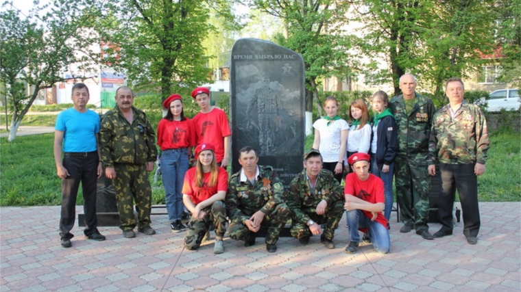 Кружковцы Центра детского творчества города Шумерля приняли участие в озеленении памятник воинам - участникам боевых действий в Афганистане и на Северном Кавказе