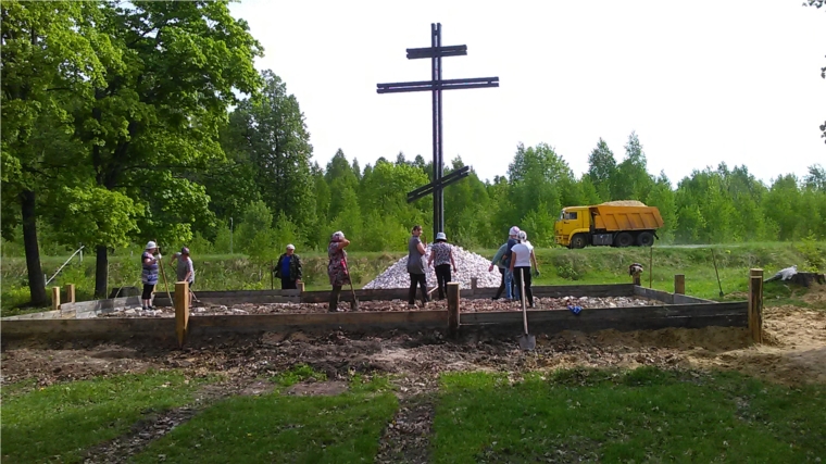 В п.Первомайский ведутся работы по благоустройству у поклонного креста