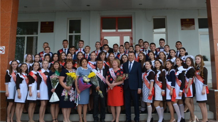 Глава администрации Яльчикского района Николай Миллин поздравил выпускников с последним звонком