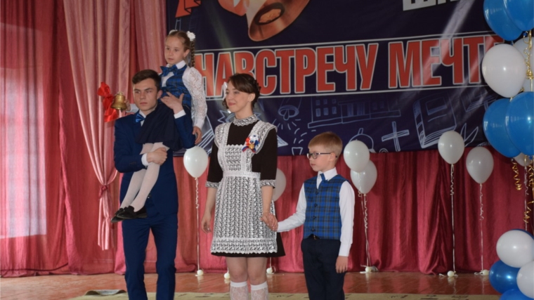 Глава администрации города Шумерля Алексей Григорьев поздравил выпускников с последним звонком