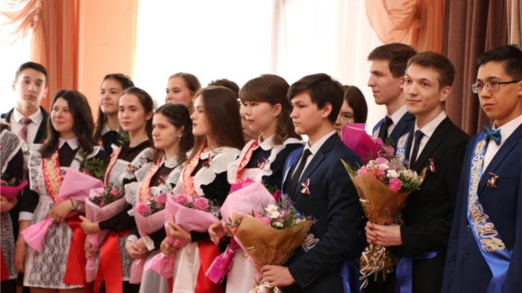 Депутаты Госсовета Чувашии Андрей Александров и Николай Николаев поздравили выпускников с Последним школьным звонком