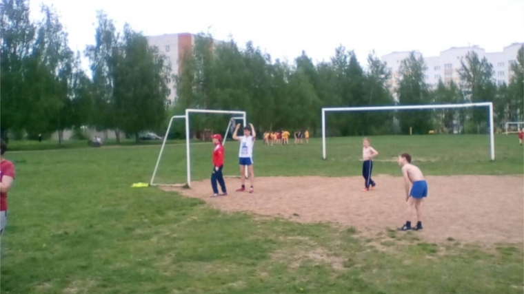 Дворовый спорт в Чебоксарах: на стадионе &quot;Трактор&quot; состоялась товарищеская игра по мини-футболу