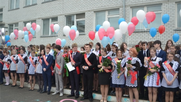 Глава администрации города Алатыря Ю.Н. Боголюбов поздравил учащихся и педагогов школ №2 и №9 с завершением учебного года