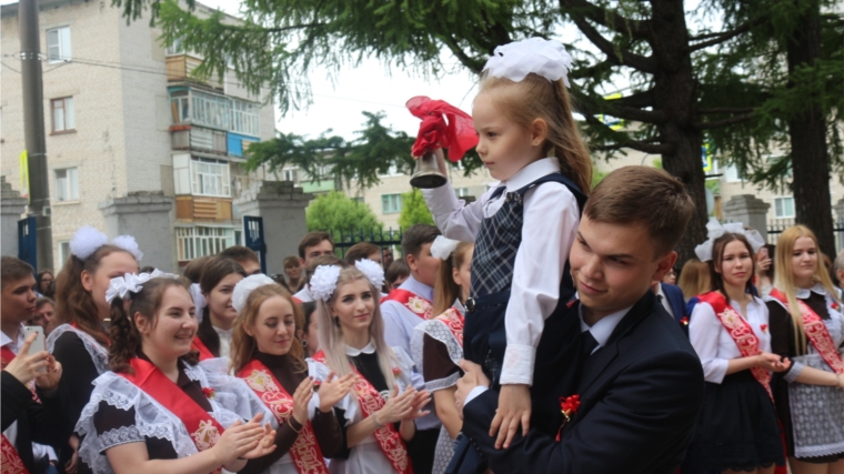Первые торжественные линейки для выпускников прошли сегодня в 48 чебоксарских школах