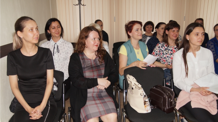 В Ленинском районе Чебоксар с социальными педагогами школ обсудили вопросы по предупреждению сиротства