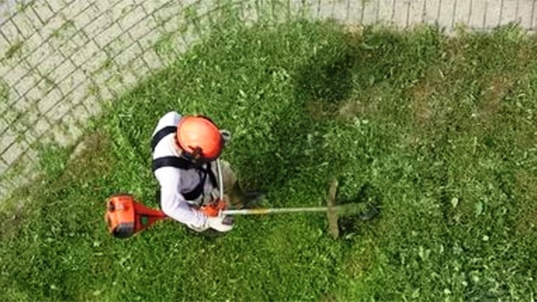 В Московском районе г. Чебоксары ведутся работы по покосу травы