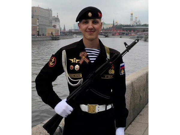 Участвует в параде Победы