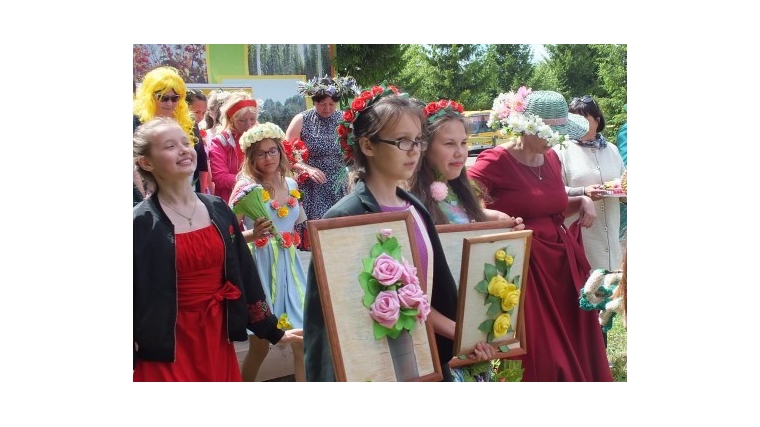 Учебный год в Ядринском районе завершился уникальным шоу – дефиле «Цветочная рапсодия»