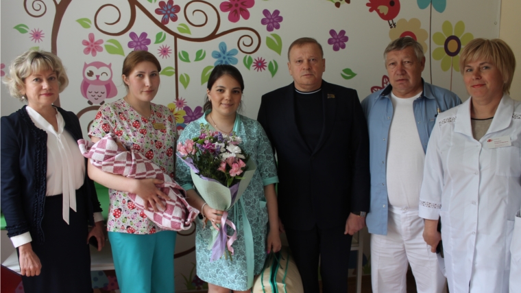 В Международный день защиты детей Виктор Горбунов принял участие в торжественной выписке новорожденного