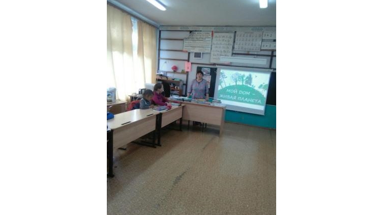 Большечурашевская сельская библиотека для детей пришкольного оздоровительного лагеря «Звездочки» провела экологический час «Мой дом – живая планета»