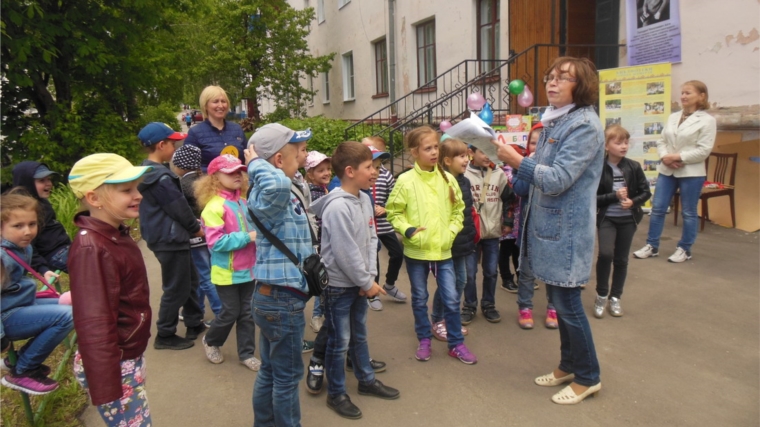 Централизованная библиотечная система города Шумерля запустила новый проект-программу летнего чтения «Литературная скамейка»