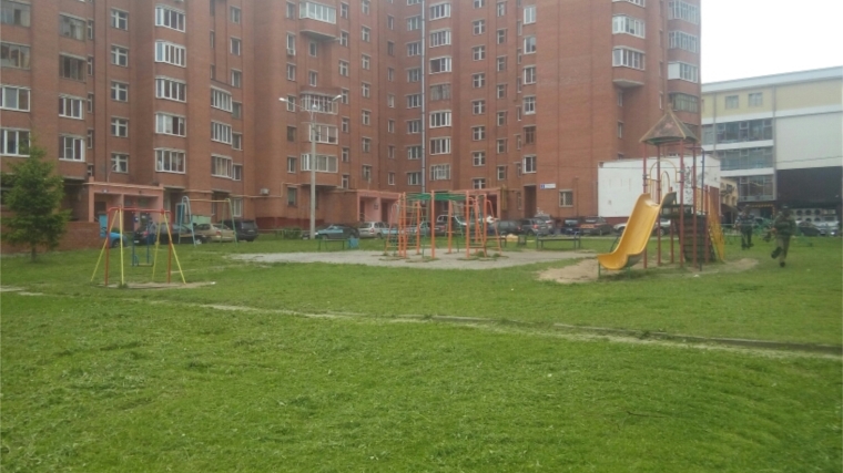 В Московском районе города Чебоксары завершается покос травы