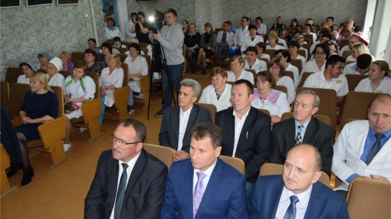 Глава администрации города Шумерля Алексей Григорьев поздравил медицинских работников с профессиональным праздником