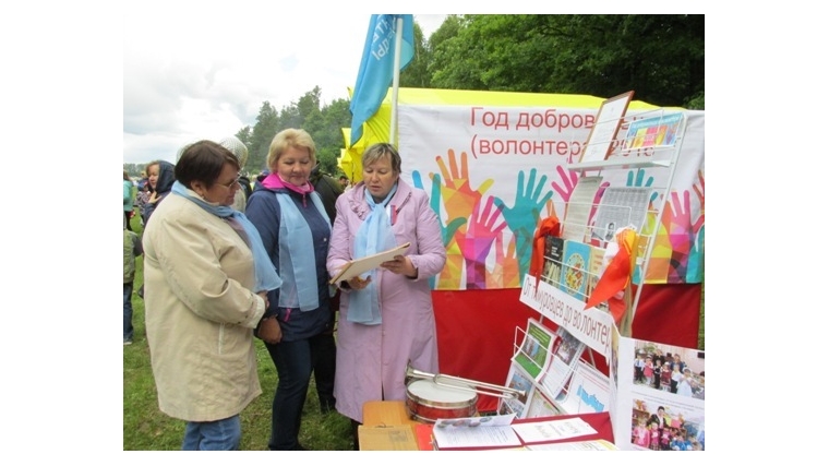 Волонтёры образовательных организаций Ядринского района и коллектив Дома детского творчества на празднике «Акатуй»