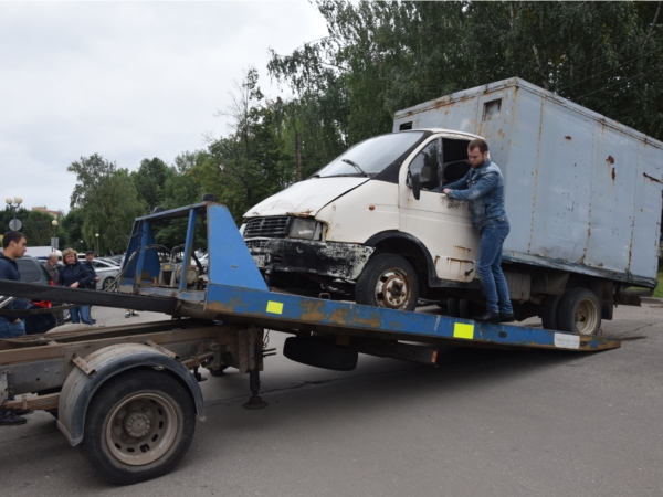 Заброшенные автомобили убирают с чебоксарских улиц