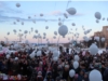 Новочебоксарцы запустили в небо несколько сотен белых шаров в память о погибших при пожаре в Кемерово