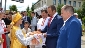 Глава Чувашской Республики Михаил Игнатьев посетил многочисленные выставки