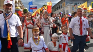Шествие коллективов-участников фестиваля «Родники России» порадовало горожан и гостей столицы!