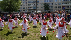 В поселке Новые Лапсары прошел праздник ко Дню Республики