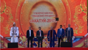 Министр культуры Чувашии Константин Яковлев поздравил участников и гостей V Всечувашского праздника «Акатуй»