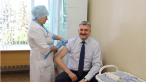 Министр здравоохранения и сотрудники Минздрава Чувашии привились от гриппа