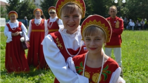 В моногороде Мариинский Посад прошла патриотическая акция «Над Россией веет триколор»