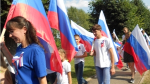 В Козловском районе прошло праздничное шествие с триколором