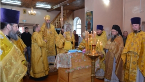 Владыка Феодор провел праздничную службу в храме Александра Невского с.Батырево