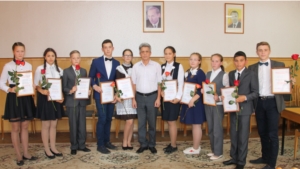 Лучшим школьникам Шумерлинского района вручены свидетельства стипендиатов главы администрации района
