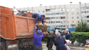 В г.Новочебоксарске продолжаются работы по очистке дворовых территорий от бытового мусора